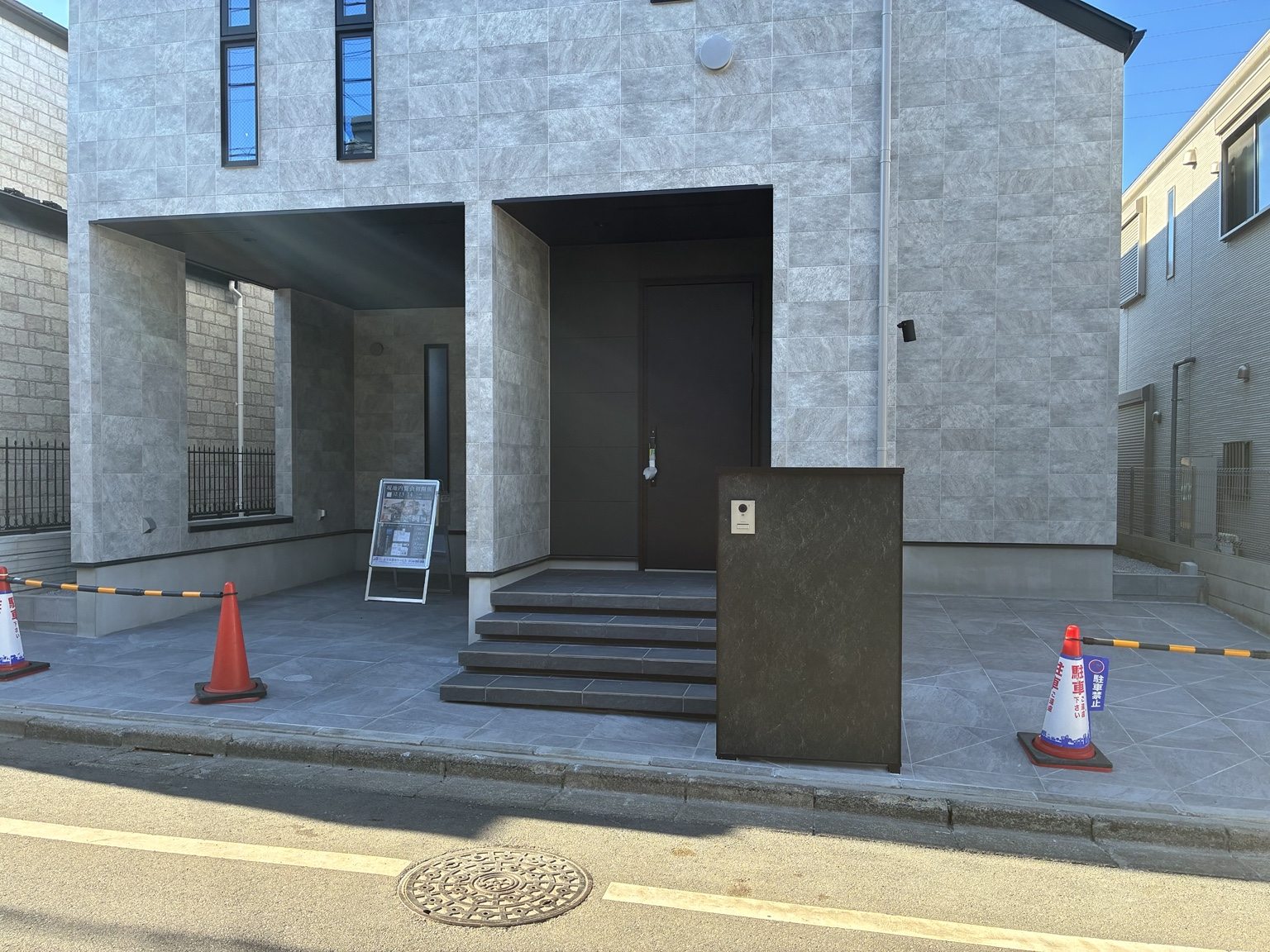 建物外観とアプローチの施工写真